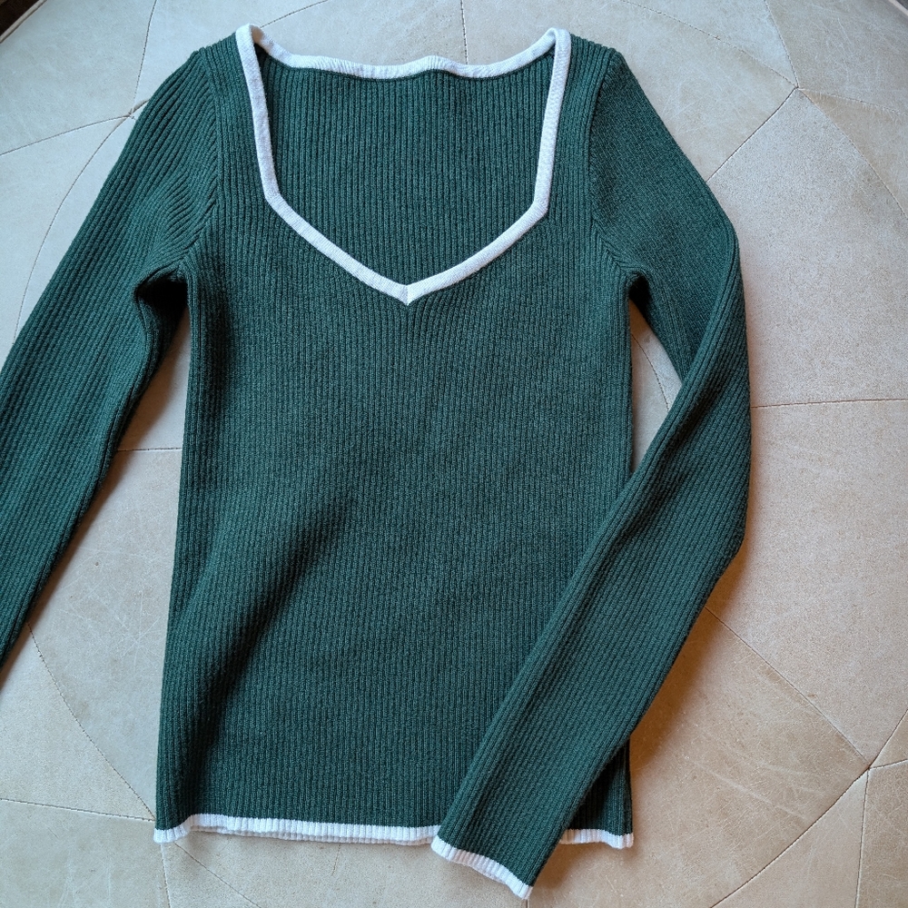 Commense Forest Green V-Neck Sweater with White Accents